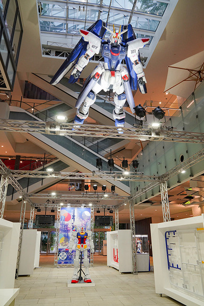 全高17mのラストシューティングが、約5mのフリーダムガンダムが！「ガンダムポート横浜」開幕、迫力の実物写真を大公開