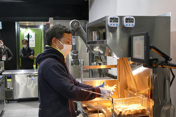 ホテルの手荷物運びやフライドポテト調理もロボットで(前編)　JAPAN PACK、HCJレポート