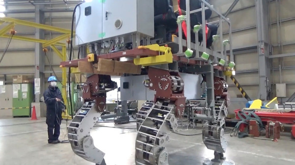 まるでSF映画！世界初の4人乗り巨大4足歩行型ライドのプロトタイプ発表、動画も公開　アスラテック「V-Sido」で制御　三精テクノロジーズ