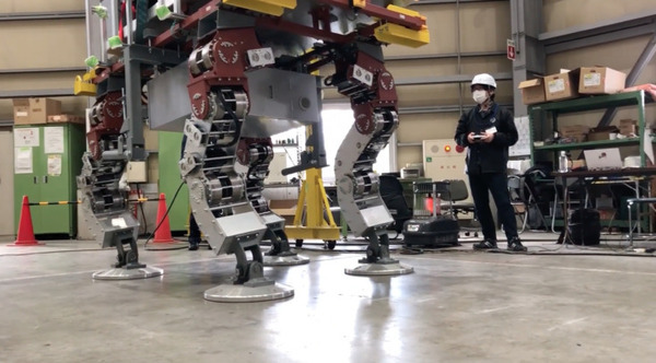 まるでSF映画！世界初の4人乗り巨大4足歩行型ライドのプロトタイプ発表、動画も公開　アスラテック「V-Sido」で制御　三精テクノロジーズ