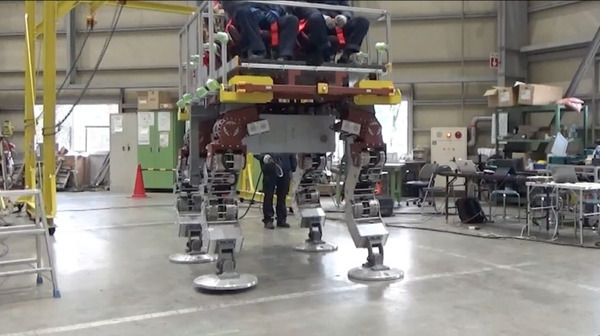 まるでSF映画！世界初の4人乗り巨大4足歩行型ライドのプロトタイプ発表、動画も公開　アスラテック「V-Sido」で制御　三精テクノロジーズ