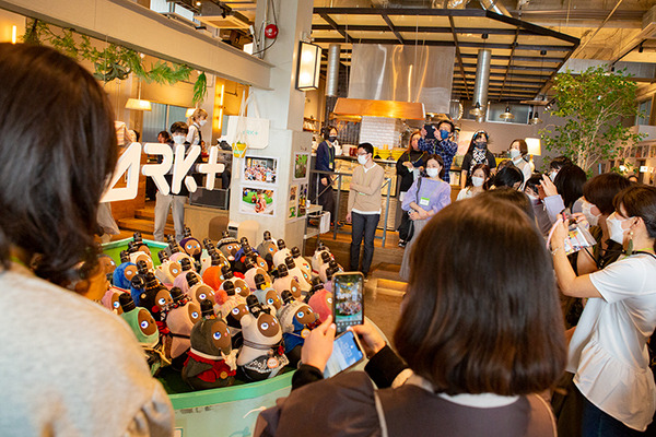 渋谷「PARK+」にLOVOT 約40体が集まる、閉店を惜しむ声　パートナーロボットがヒトと共に暮らす社会を提案