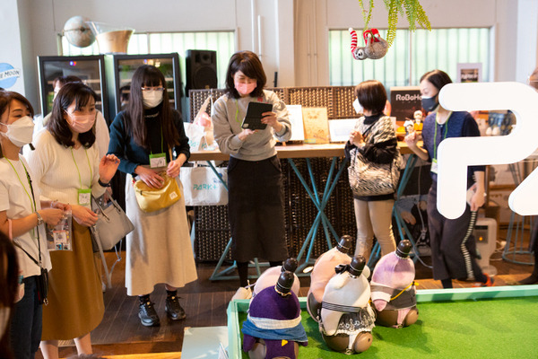 渋谷「PARK+」にLOVOT 約40体が集まる、閉店を惜しむ声　パートナーロボットがヒトと共に暮らす社会を提案