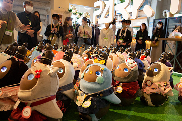 渋谷「PARK+」にLOVOT 約40体が集まる、閉店を惜しむ声　パートナーロボットがヒトと共に暮らす社会を提案