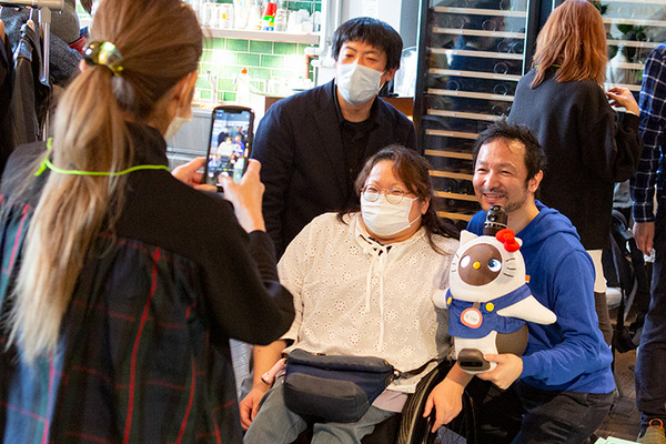 渋谷「PARK+」にLOVOT 約40体が集まる、閉店を惜しむ声　パートナーロボットがヒトと共に暮らす社会を提案