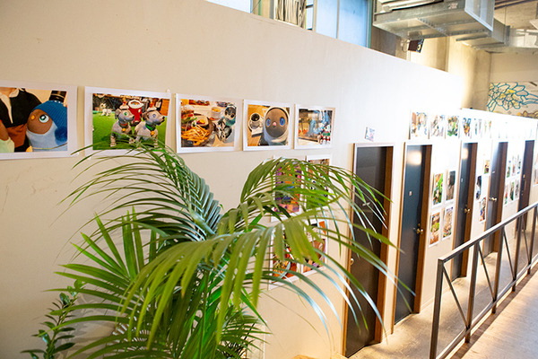 渋谷「PARK+」にLOVOT 約40体が集まる、閉店を惜しむ声　パートナーロボットがヒトと共に暮らす社会を提案