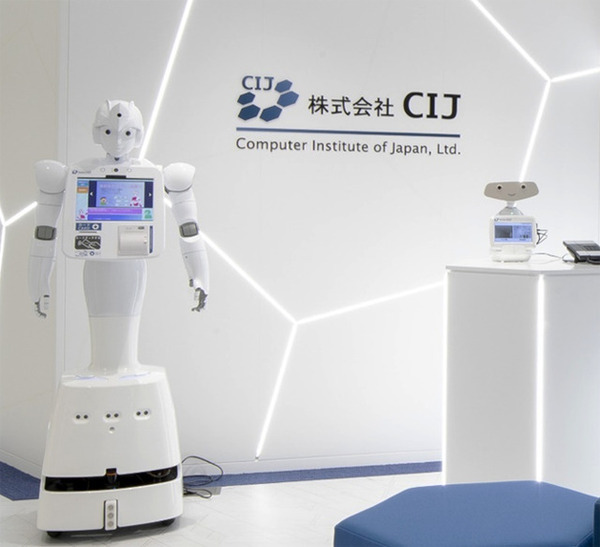 横浜市 金沢区総合庁舎でAIロボットの実証実験 「AYUDA」と「MíraMe」が案内業務を担う