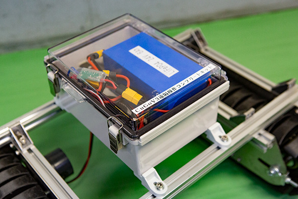 CuboRex 不整地も走行できる電動クローラユニット「CuGo」と一輪車での運搬をラクにする「電動化ねこ車キット」体験レポート