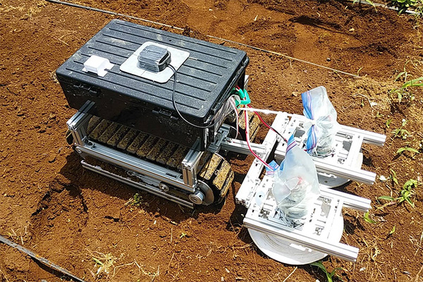 CuboRex 不整地も走行できる電動クローラユニット「CuGo」と一輪車での運搬をラクにする「電動化ねこ車キット」体験レポート