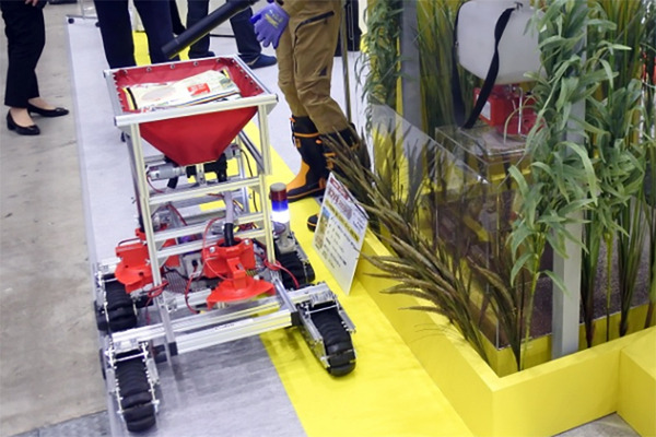 CuboRex 不整地も走行できる電動クローラユニット「CuGo」と一輪車での運搬をラクにする「電動化ねこ車キット」体験レポート