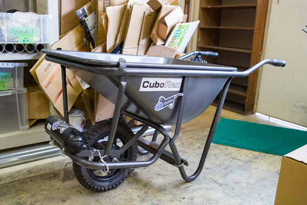 CuboRex 不整地も走行できる電動クローラユニット「CuGo」と一輪車での運搬をラクにする「電動化ねこ車キット」体験レポート