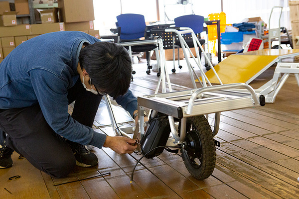 CuboRex 不整地も走行できる電動クローラユニット「CuGo」と一輪車での運搬をラクにする「電動化ねこ車キット」体験レポート
