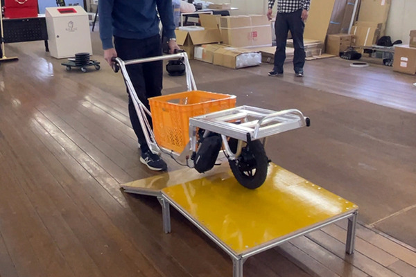 CuboRex 不整地も走行できる電動クローラユニット「CuGo」と一輪車での運搬をラクにする「電動化ねこ車キット」体験レポート