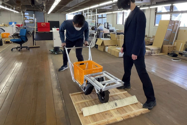 CuboRex 不整地も走行できる電動クローラユニット「CuGo」と一輪車での運搬をラクにする「電動化ねこ車キット」体験レポート
