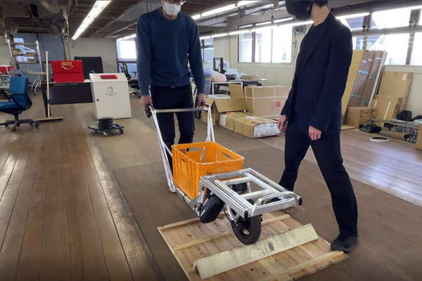 CuboRex 不整地も走行できる電動クローラユニット「CuGo」と一輪車での運搬をラクにする「電動化ねこ車キット」体験レポート