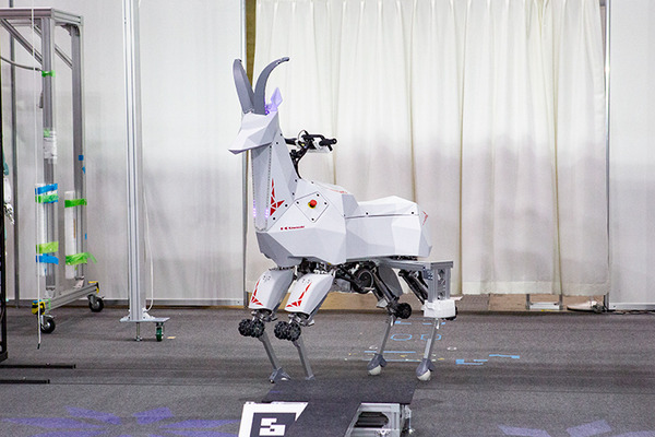 【動画】川崎重工のウマ型トランスフォーム四脚ロボット「Bex」のデモ公開　人が乗って移動したり重い荷物を運んだり