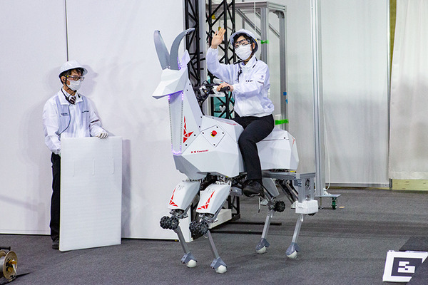 【動画】川崎重工のウマ型トランスフォーム四脚ロボット「Bex」のデモ公開　人が乗って移動したり重い荷物を運んだり