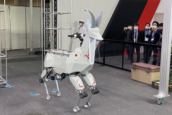 【動画】川崎重工のウマ型トランスフォーム四脚ロボット「Bex」のデモ公開　人が乗って移動したり重い荷物を運んだり