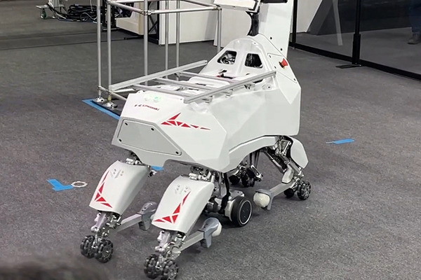 【動画】川崎重工のウマ型トランスフォーム四脚ロボット「Bex」のデモ公開　人が乗って移動したり重い荷物を運んだり