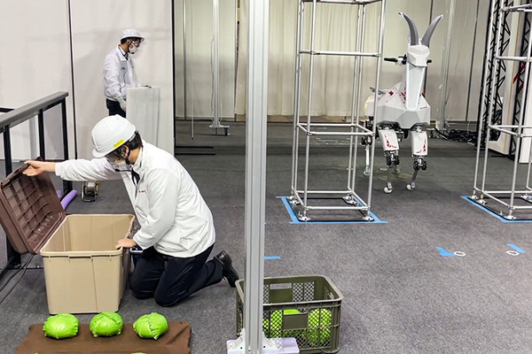 【動画】川崎重工のウマ型トランスフォーム四脚ロボット「Bex」のデモ公開　人が乗って移動したり重い荷物を運んだり
