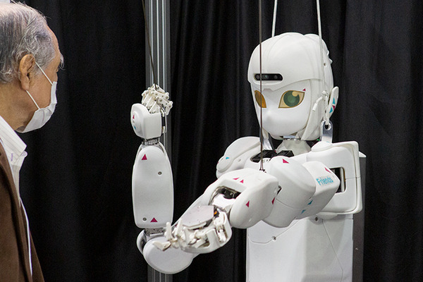 川崎重工のヒューマノイド「カレイド」と「フレンズ」のデモ公開　人とロボットが協働し、ともに暮らす未来を提案