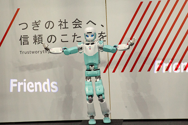 川崎重工のヒューマノイド「カレイド」と「フレンズ」のデモ公開　人とロボットが協働し、ともに暮らす未来を提案