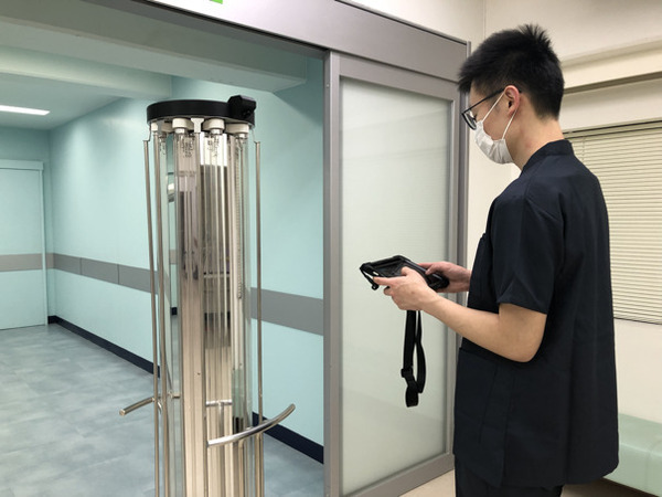 スマートロボティクス 自律走行が可能な殺菌灯搭載ロボット「SR-UVC」モデルCを販売開始 人を検知すると照射を停止