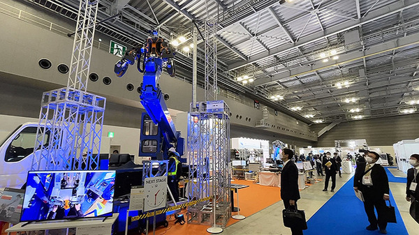 人機一体が汎用ヒト型重機と高所作業車が連携したド迫力のデモを公開 「零式人機ver2.0」JR西日本と日本信号が開発連携
