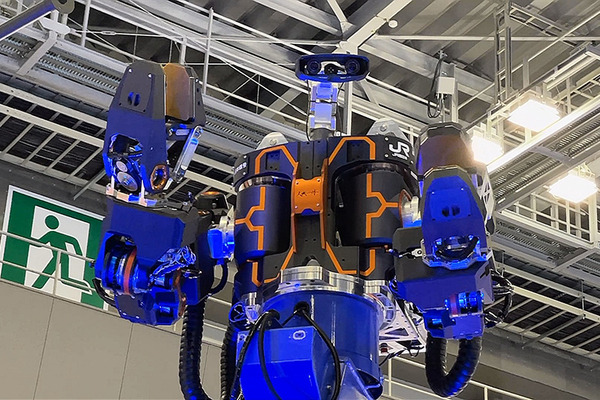 人機一体が汎用ヒト型重機と高所作業車が連携したド迫力のデモを公開 「零式人機ver2.0」JR西日本と日本信号が開発連携