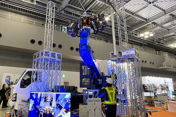 人機一体が汎用ヒト型重機と高所作業車が連携したド迫力のデモを公開 「零式人機ver2.0」JR西日本と日本信号が開発連携