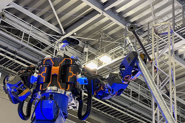 人機一体が汎用ヒト型重機と高所作業車が連携したド迫力のデモを公開 「零式人機ver2.0」JR西日本と日本信号が開発連携