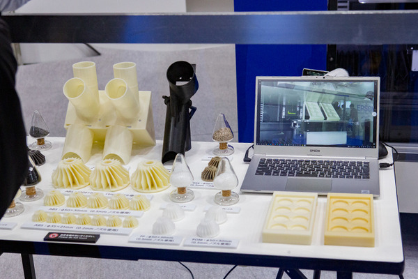 セイコーエプソンが3Dプリンタを開発中　フラットスクリュで汎用材料が使用でき、最終製品や部品の造形も可能　国際ロボット展で公開