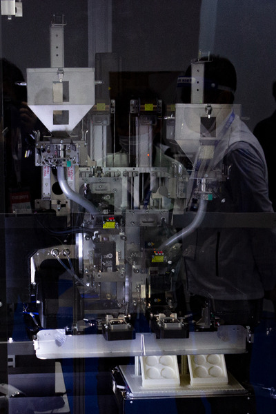 セイコーエプソンが3Dプリンタを開発中　フラットスクリュで汎用材料が使用でき、最終製品や部品の造形も可能　国際ロボット展で公開