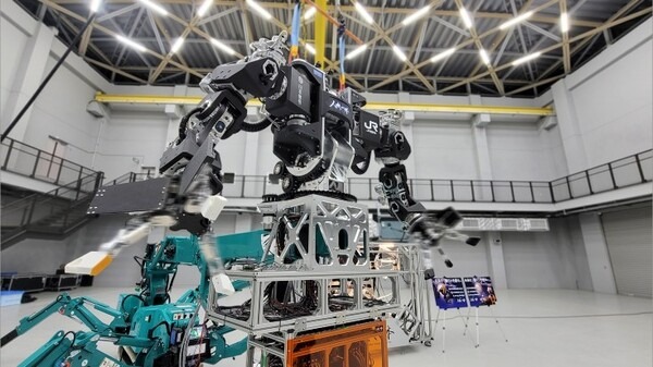 人機一体×JR西日本×日本信号　汎用ヒト型重機「零式人機」と「人機操作機」の詳細情報を公開