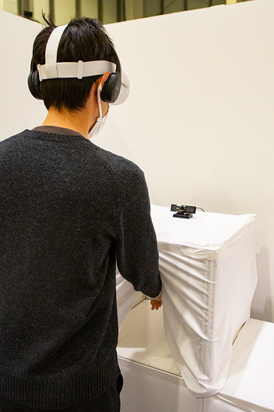 スカパー! が未来的な『さわれるVR握手会』開催！感覚をリアルに伝える握手ロボットとVRで鹿沼亜美がファンと遠隔交流