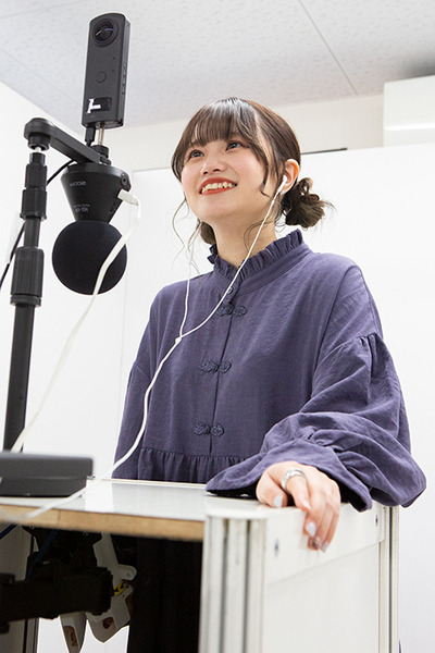 スカパー! が未来的な『さわれるVR握手会』開催！感覚をリアルに伝える握手ロボットとVRで鹿沼亜美がファンと遠隔交流
