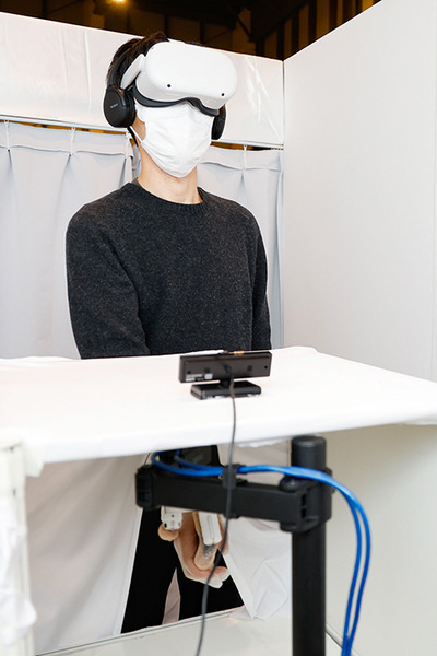 スカパー! が未来的な『さわれるVR握手会』開催！感覚をリアルに伝える握手ロボットとVRで鹿沼亜美がファンと遠隔交流