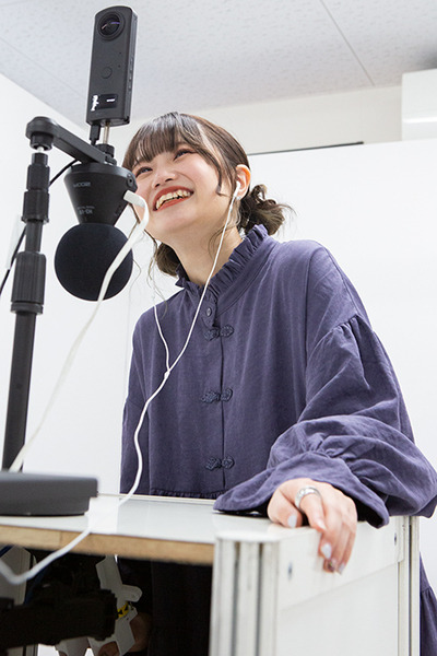 スカパー! が未来的な『さわれるVR握手会』開催！感覚をリアルに伝える握手ロボットとVRで鹿沼亜美がファンと遠隔交流