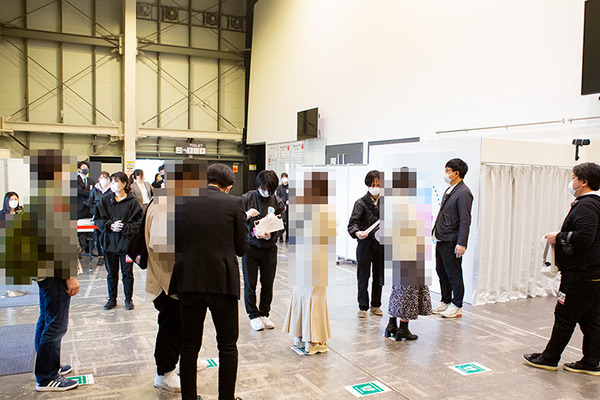 スカパー! が未来的な『さわれるVR握手会』開催！感覚をリアルに伝える握手ロボットとVRで鹿沼亜美がファンと遠隔交流