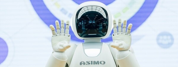 アシモはHondaウエルカムプラザ青山もまもなく卒業　ASIMO開発の歩み特別展示とステージショー特別版を開催中　3/31まで