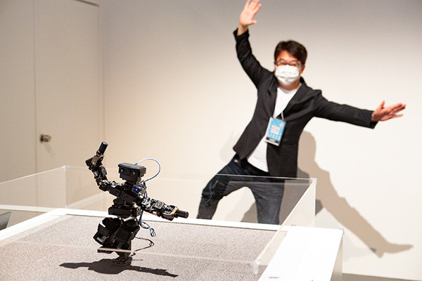 【びっくり】ソニーのPlayStaionチームが人型ロボットを初公開！ポーズや動作を真似してキレキレに動く　日本科学未来館「きみロボ展」で
