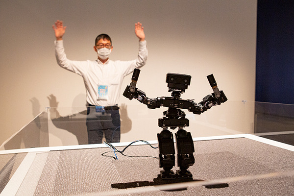 【びっくり】ソニーのPlayStaionチームが人型ロボットを初公開！ポーズや動作を真似してキレキレに動く　日本科学未来館「きみロボ展」で