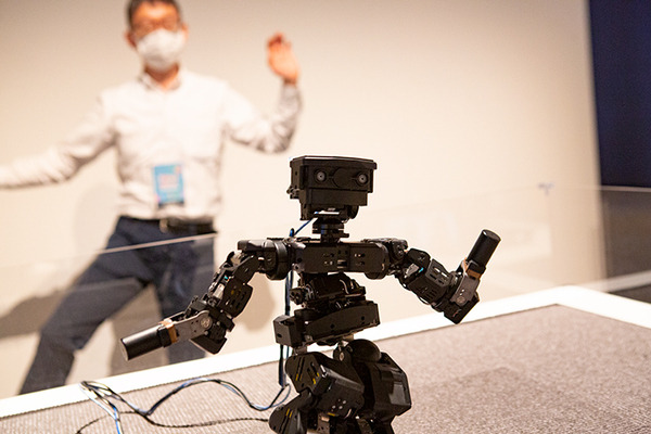 【びっくり】ソニーのPlayStaionチームが人型ロボットを初公開！ポーズや動作を真似してキレキレに動く　日本科学未来館「きみロボ展」で