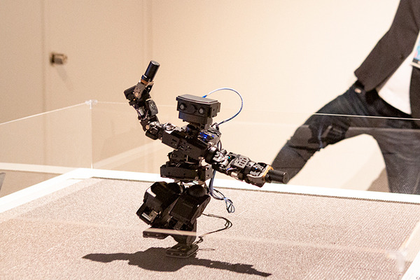 【びっくり】ソニーのPlayStaionチームが人型ロボットを初公開！ポーズや動作を真似してキレキレに動く　日本科学未来館「きみロボ展」で