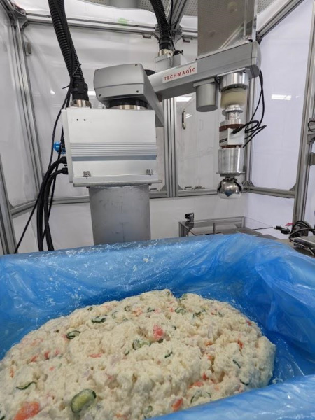 ロボットがポテトサラダを高精度に盛り付けて自動化　惣菜、弁当工場の人手不足の解消を目指す　TechMagic