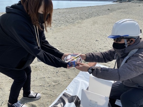 スマホで注文した弁当をドローンが配送 位置情報もスマホで分かる 浜のうたせから地ノ島海水浴場まで輸送