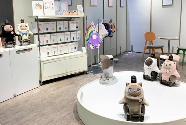 新宿高島屋『LOVOTストア』リフレッシュオープン！試着室、フォトスポットなどを新設 お出かけアイテムの体験会も開催