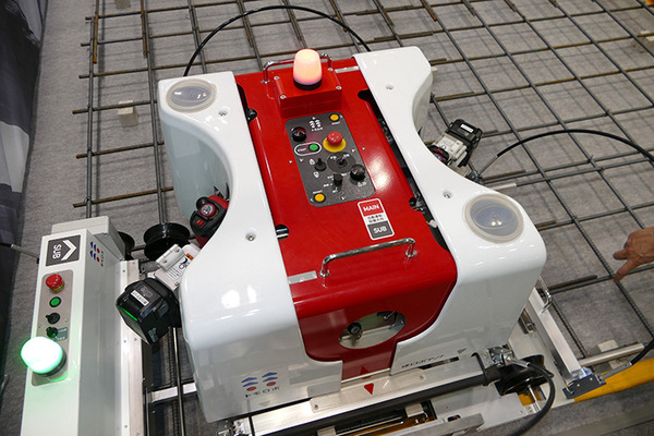 職人を助けるための実用ロボット　建ロボテック、全自動結束システムを開発
