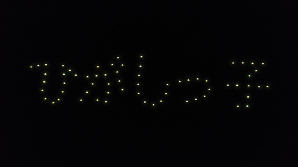 閉校する小学校の夜空に「アリガトウ」の文字が浮かぶ　ドコモ「光の思い出ドローンショー」に歓声が響く