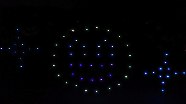 閉校する小学校の夜空に「アリガトウ」の文字が浮かぶ　ドコモ「光の思い出ドローンショー」に歓声が響く